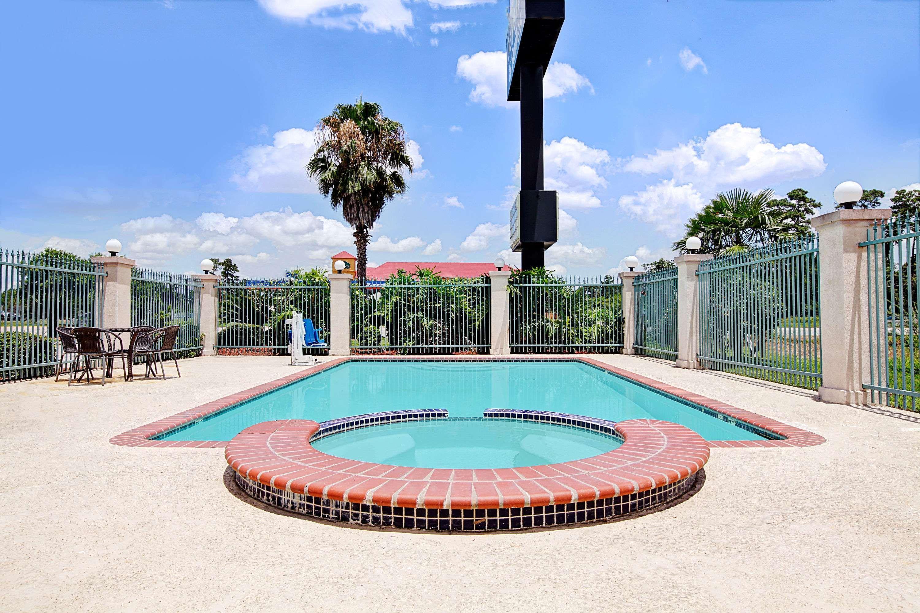 Days Inn & Suites By Wyndham Houston North - Spring Exterior foto
